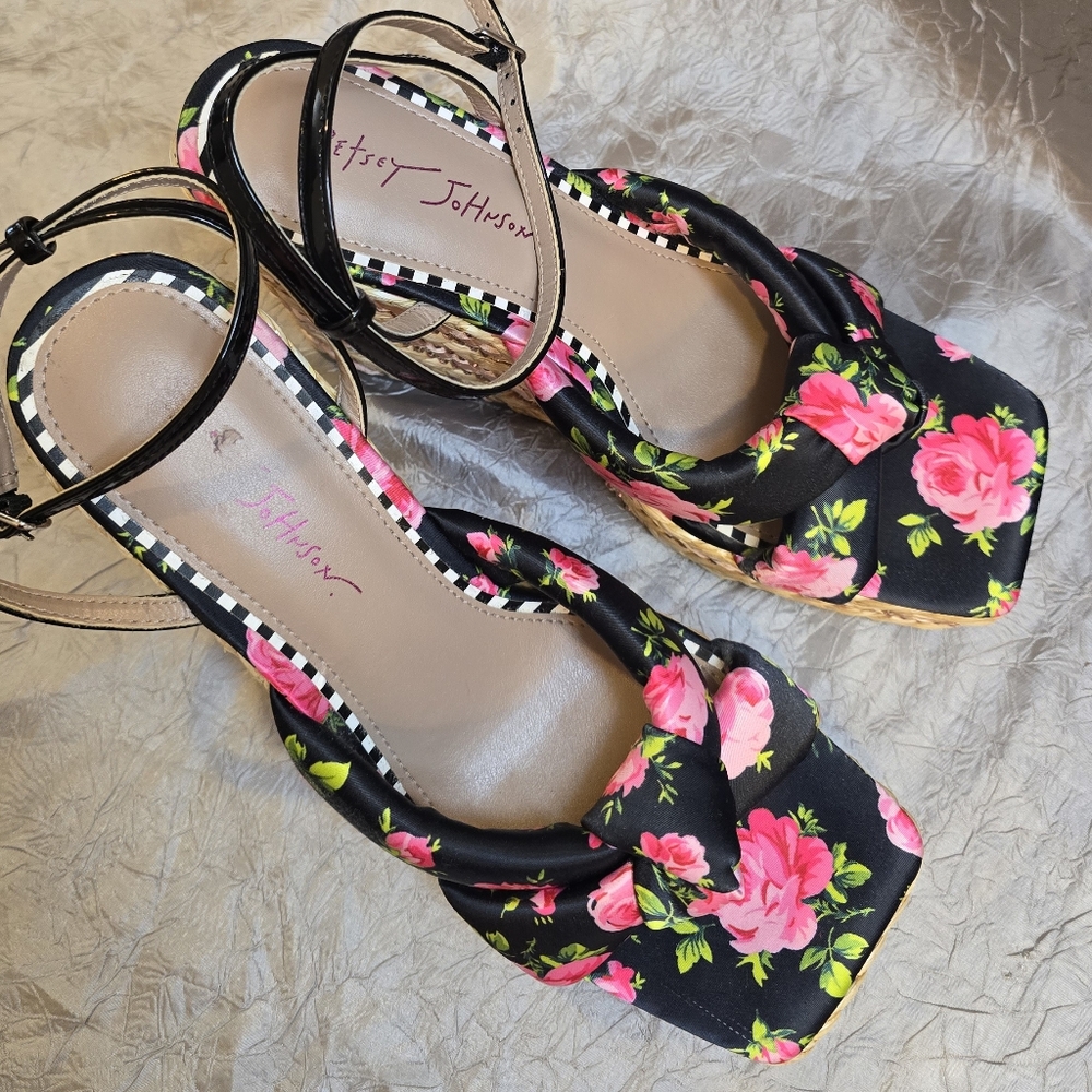 ●$30●TODAY ONLY!! Betsey Johnson Black and Pink Wedge Shoes - Picture 13 of 16